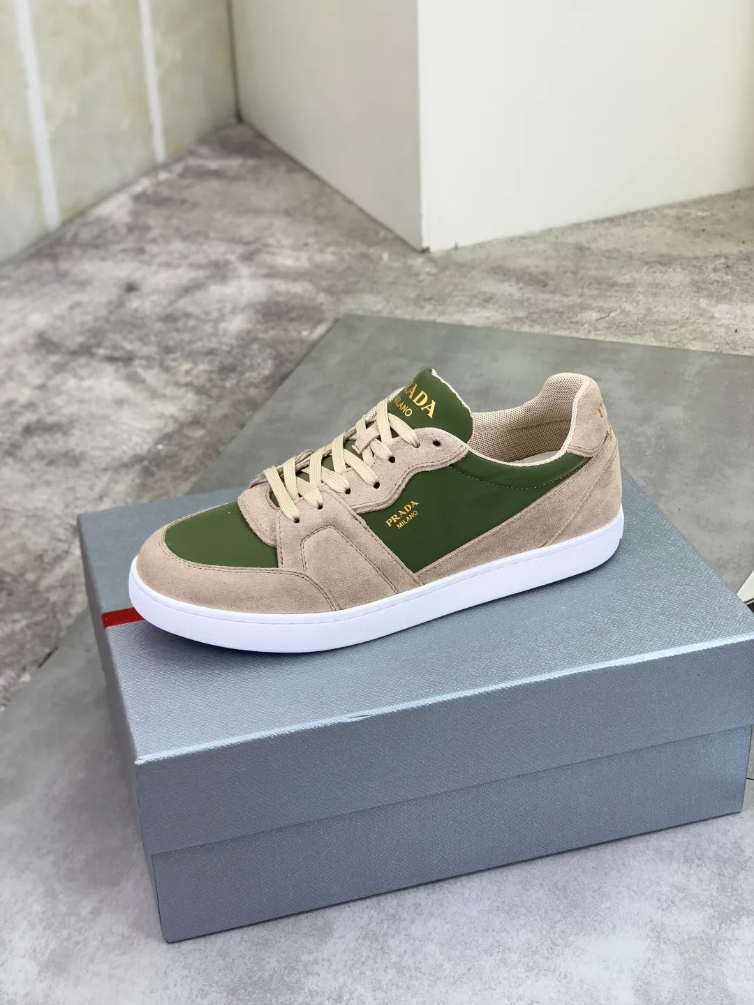Men's shoes 💰P560💰[New model] The top version is available on the official website, 🆘 The trendy brand (Prada) mainly promotes the popular model, avant-garde and versatile fashionable men's shoes, private version mold opening, cowhide surface splicing 1:1.. Stylish and simple, original imported cowhide lining cowhide feet; the atmosphere and personality are more fashionable, eye-catching and pursuing class. It will subvert the old idea and be a must-have for fashionistas with you! Must keep it for yourself! Tall and comfortable, large and low, high-end quality workmanship. Official website’s new high-end outsole. Size: 38-45. Multiple colors available.
